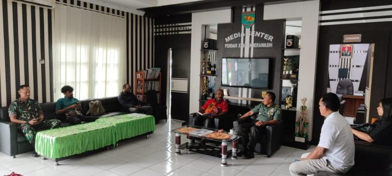 Pertemuan tim Jubi bersama Kapendam XVII/Cenderawasih di ruang kerjannya pada Rabu, 26 Februari 2025. - Dok Koalisi Advokasi Keadilan dan Keselamatan Jurnalis di Tanah Papua